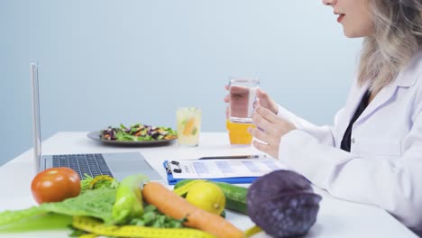 The-dietitian-explains-the-online-healthy-eating-program.